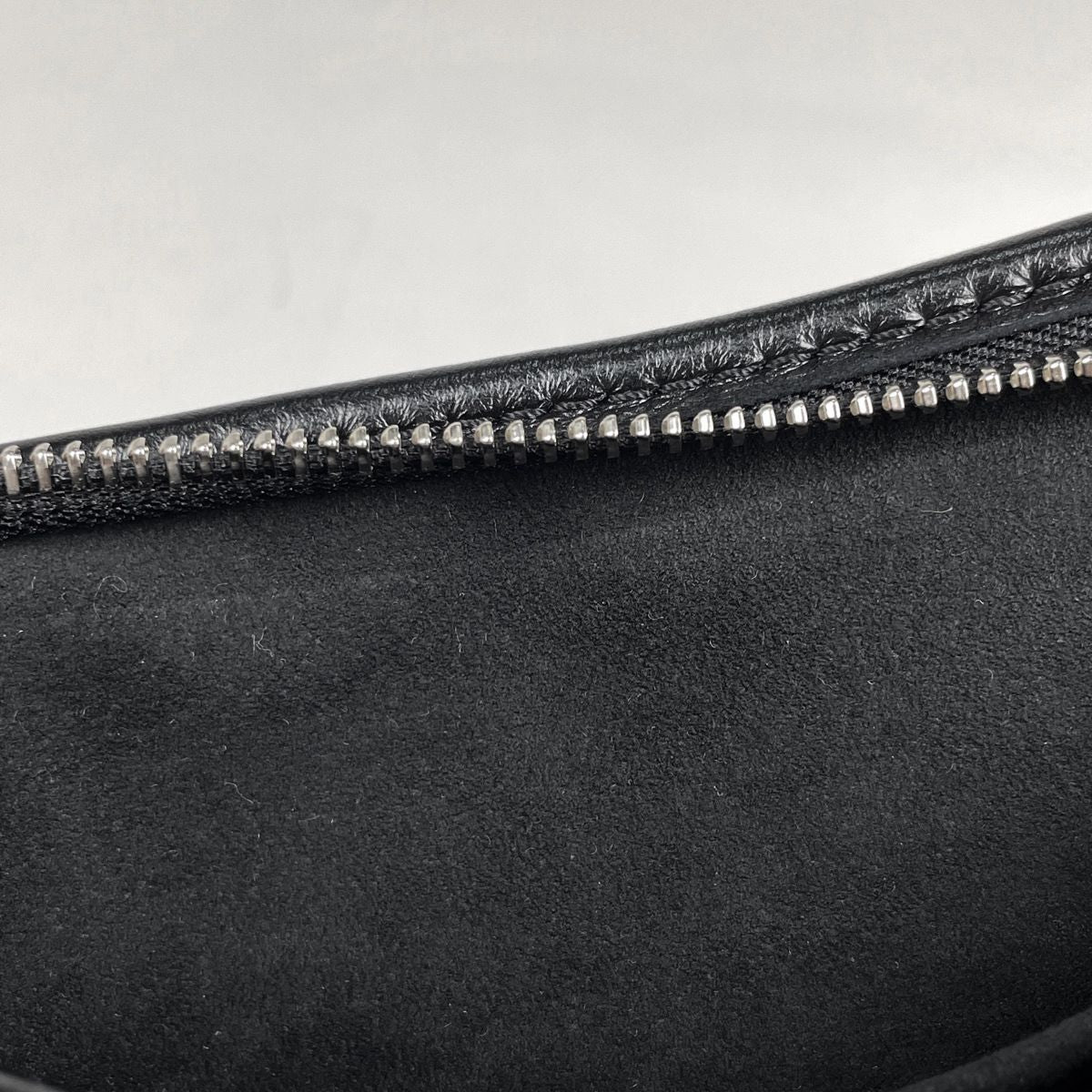 Louis Vuitton Carryall East West Shoulder Bag LV Vibe Leather Noir — view 6