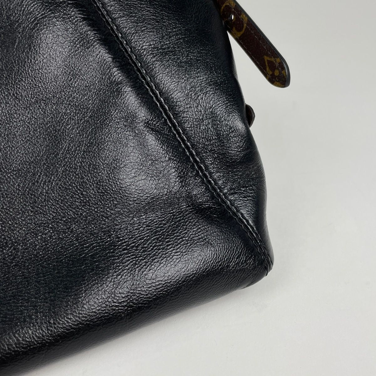 Louis Vuitton Carryall East West Shoulder Bag LV Vibe Leather Noir — view 4