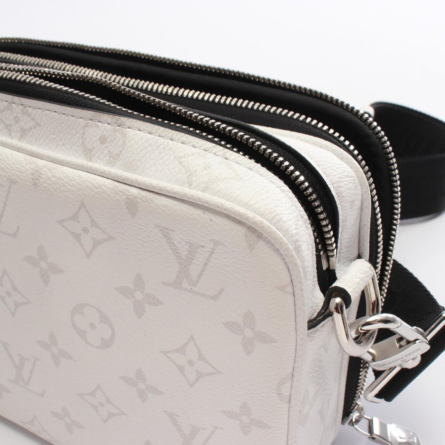 Louis Vuitton Shoulder Bag Alpha Messenger Taigarama Optic White Blanc Leather — view 8