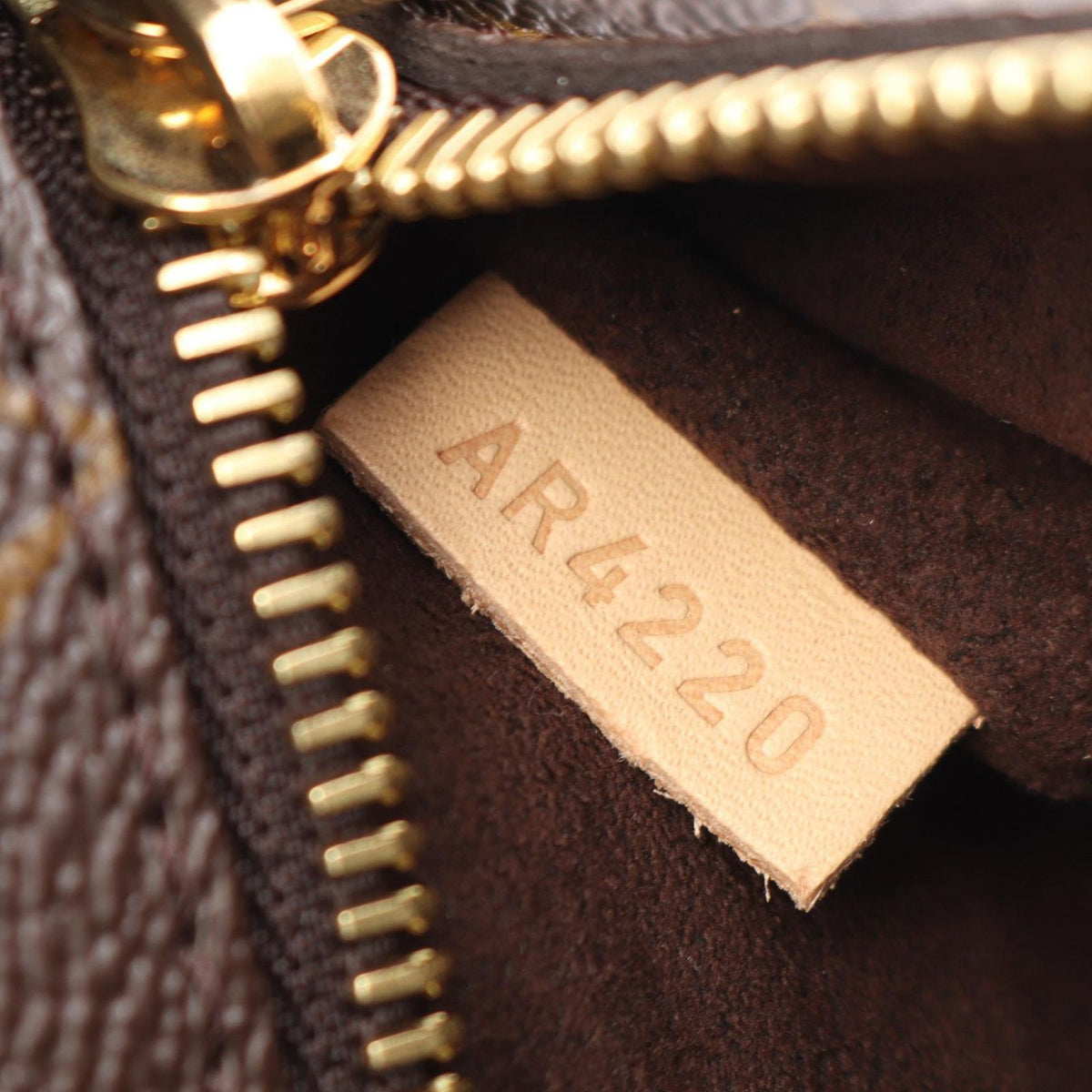 Louis Vuitton Handbag Pochette Metis MM Leather — view 5
