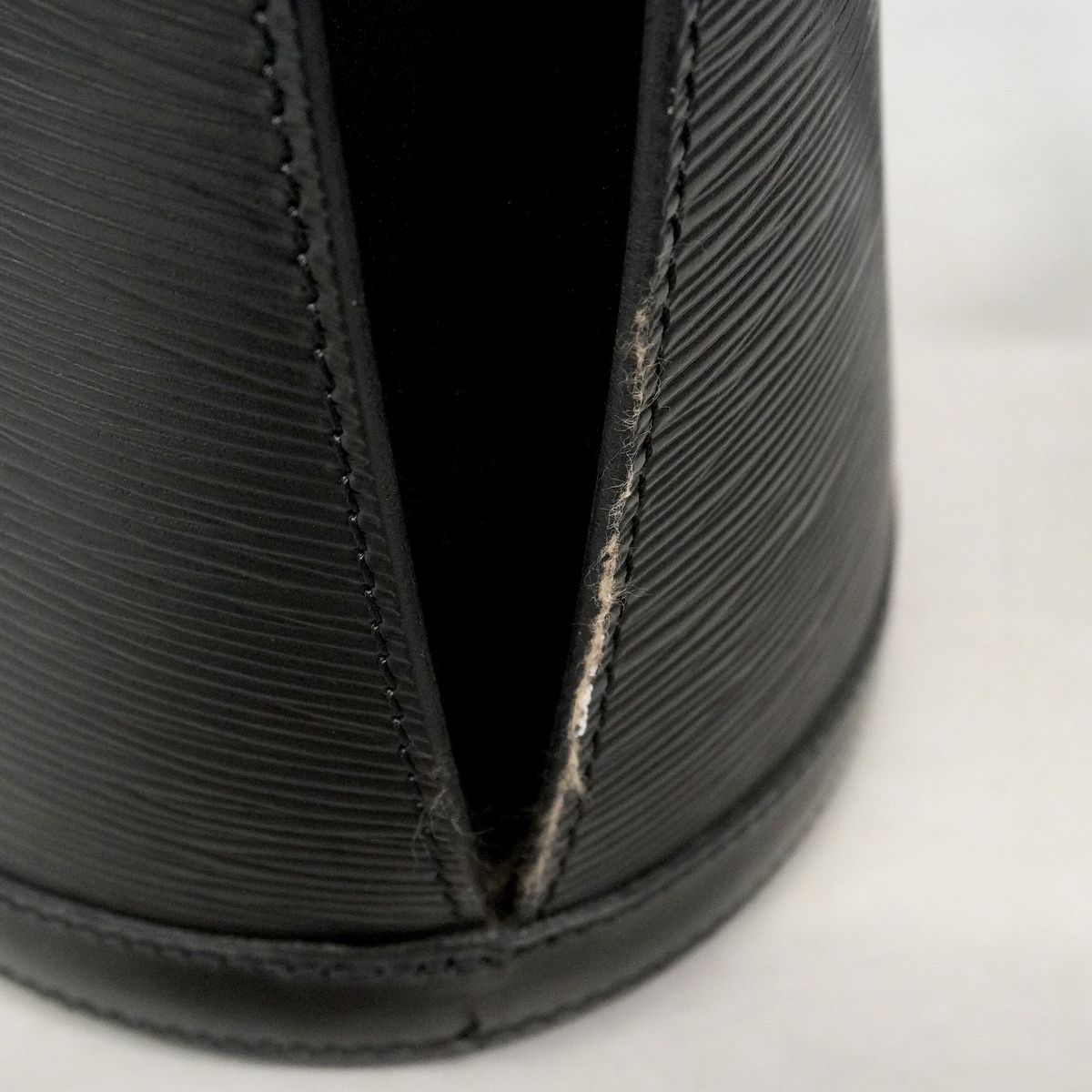 Louis Vuitton Shoulder Bag Epi Cluny Noir — view 6