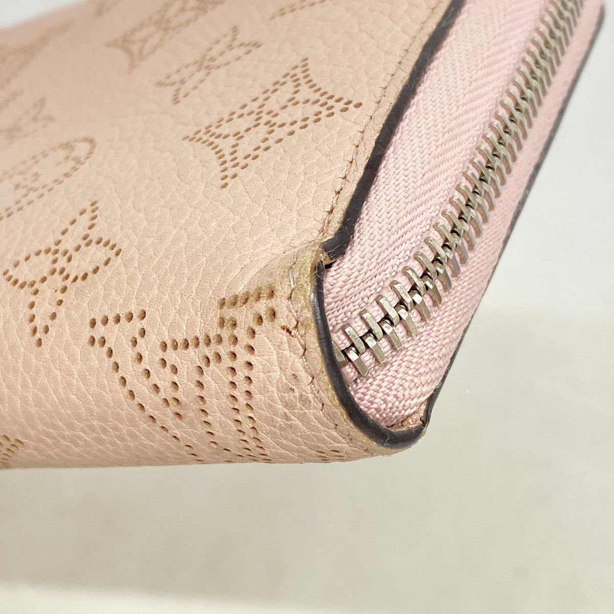 Louis Vuitton Wallet Mahina Zippy Magnolia — view 5