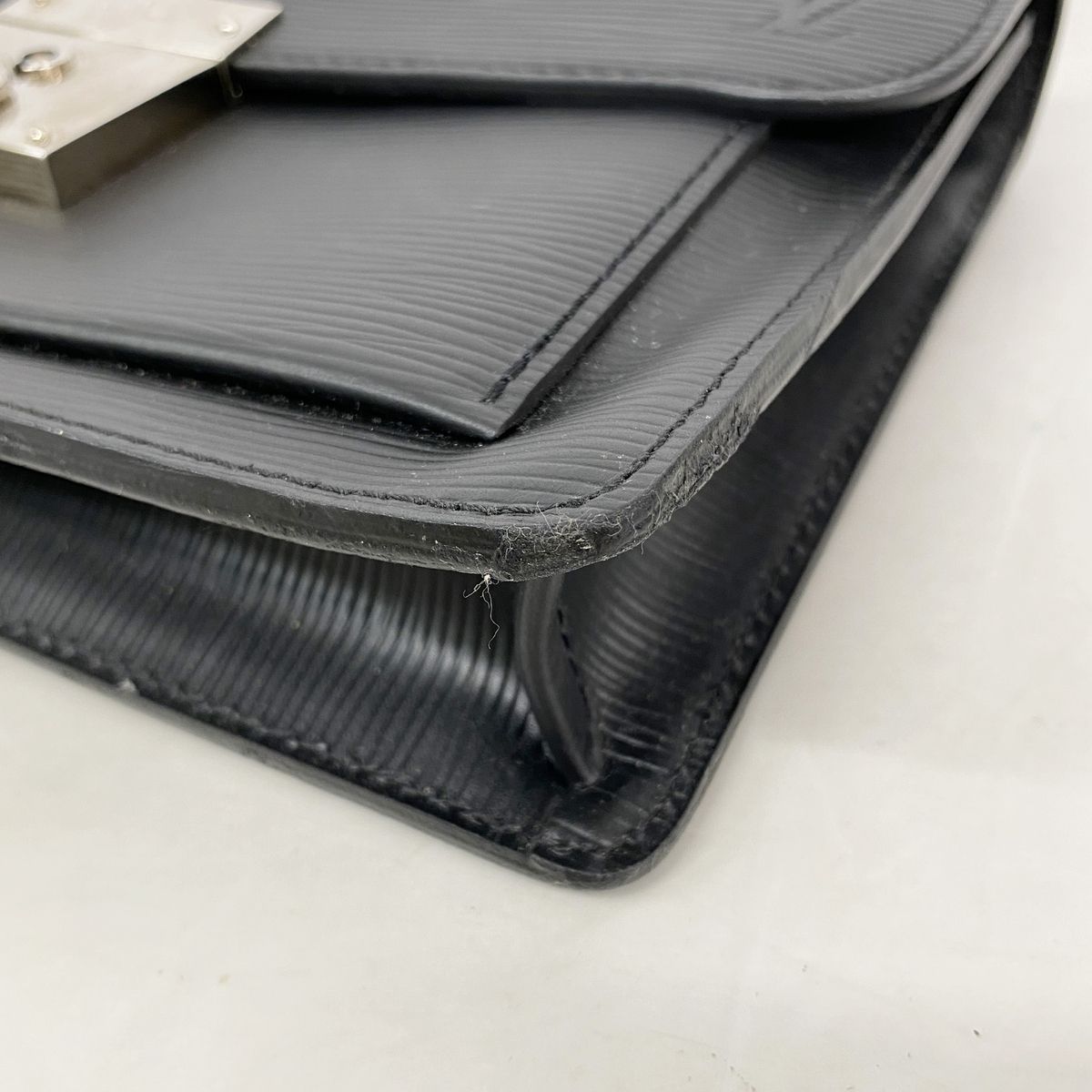 Louis Vuitton Clutch Epi Neo Belaia Noir — view 6