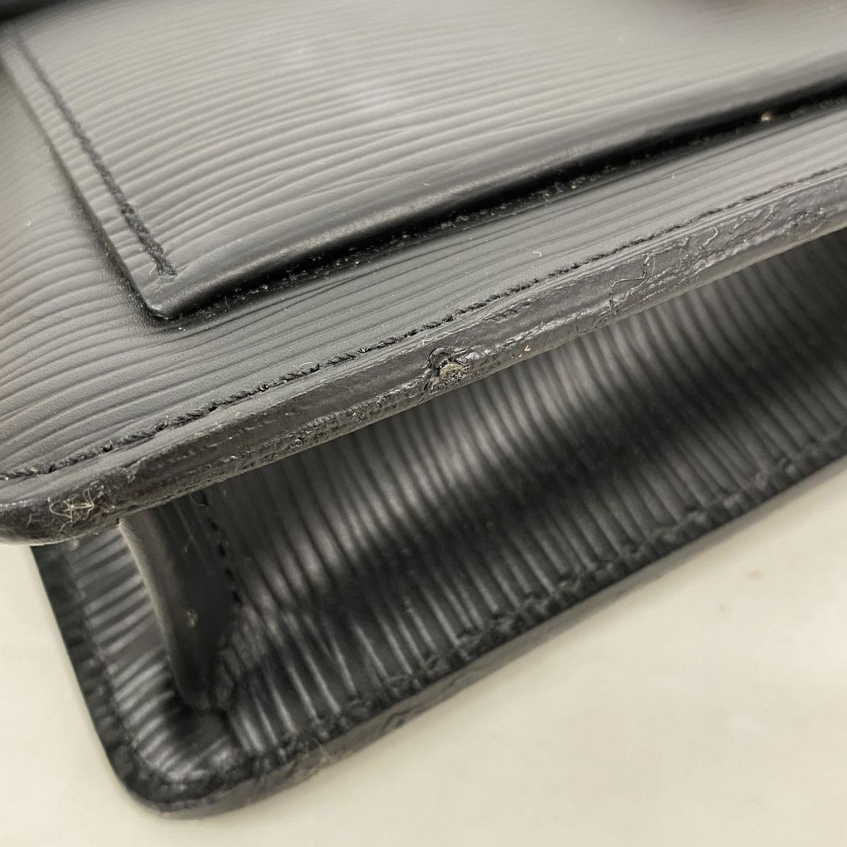 Louis Vuitton Clutch Epi Neo Belaia Noir — view 7