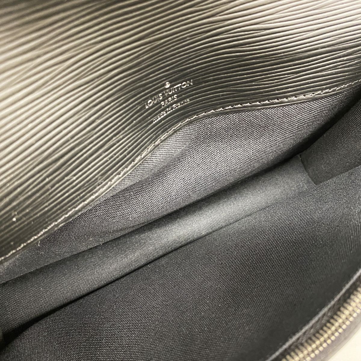 Louis Vuitton Clutch Epi Neo Belaia Noir — view 4