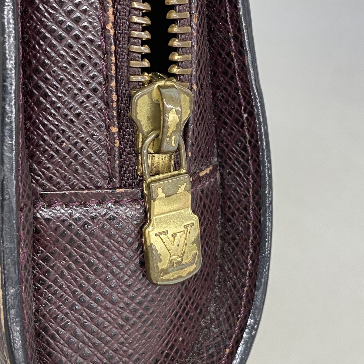 Louis Vuitton Clutch Taiga Baikal Acajou — view 8