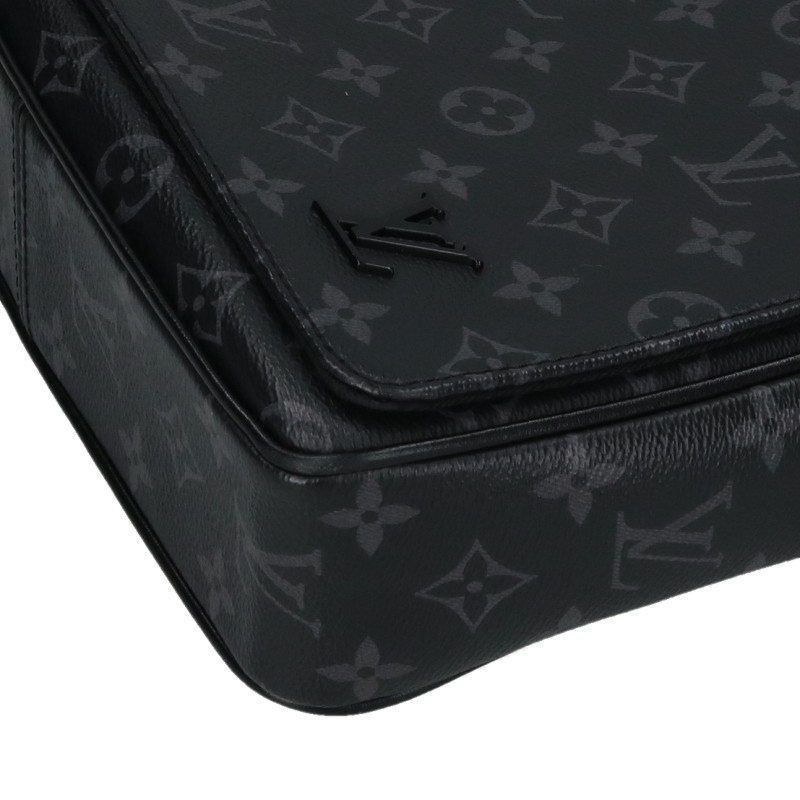 Louis Vuitton District PM Bag — view 4