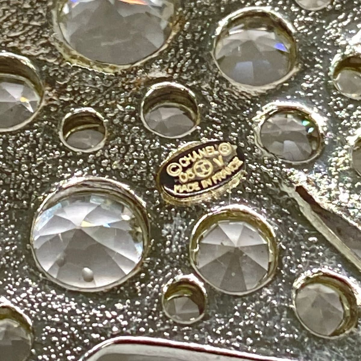 Chanel Brooch CC Logo Silver — view 3