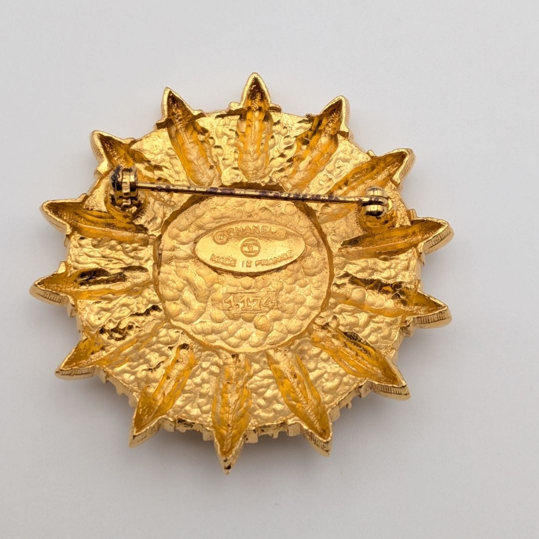 Chanel Brooch CC Logo Gold Emblem First Era Vintage — view 4