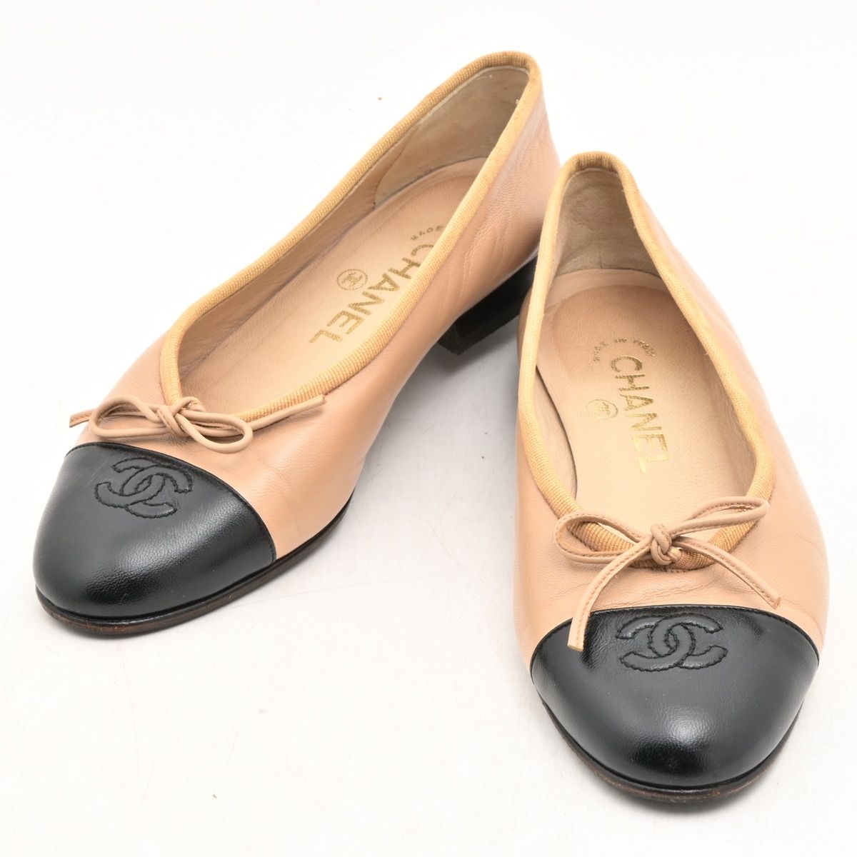 Chanel Flat Shoes Light Brown Black CC Logo Leather — view 2