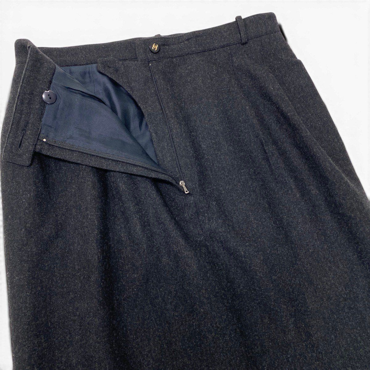 Chanel Boutique Wool Skirt CC Logo Button Long Pencil Gray — view 4