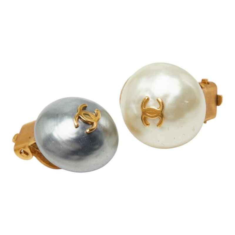 Chanel CC Logo Vintage Earrings Ear Clip 95P Gold White Gray Faux Pearl Plated