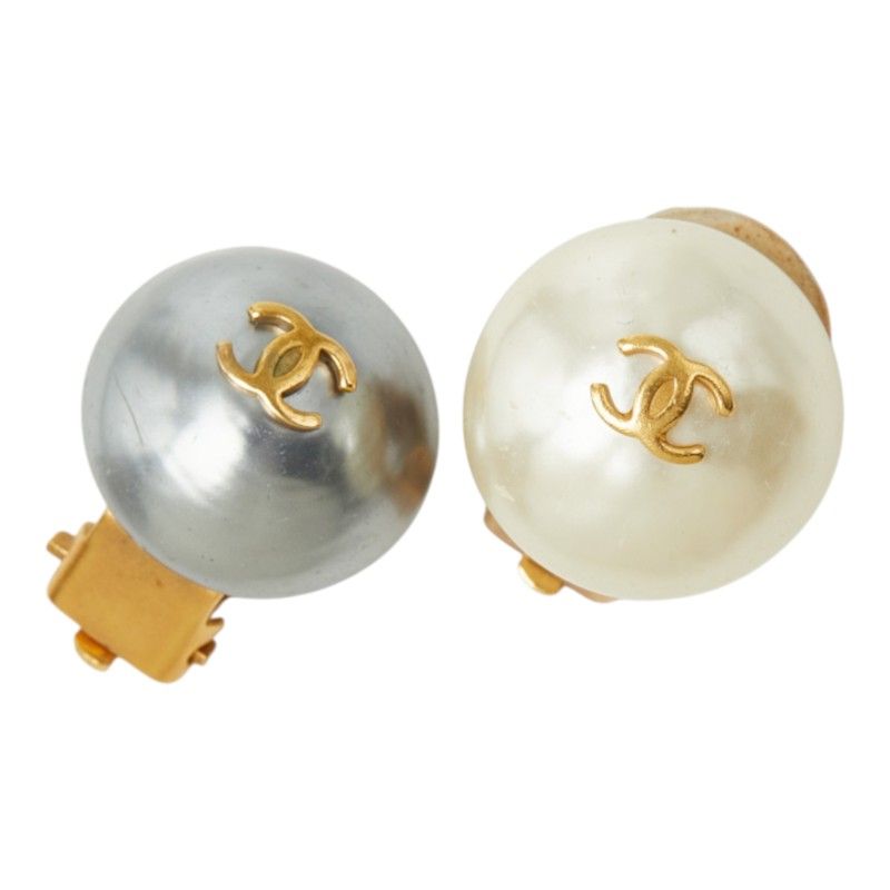 Chanel CC Logo Vintage Earrings Ear Clip 95P Gold White Gray Faux Pearl Plated — view 2