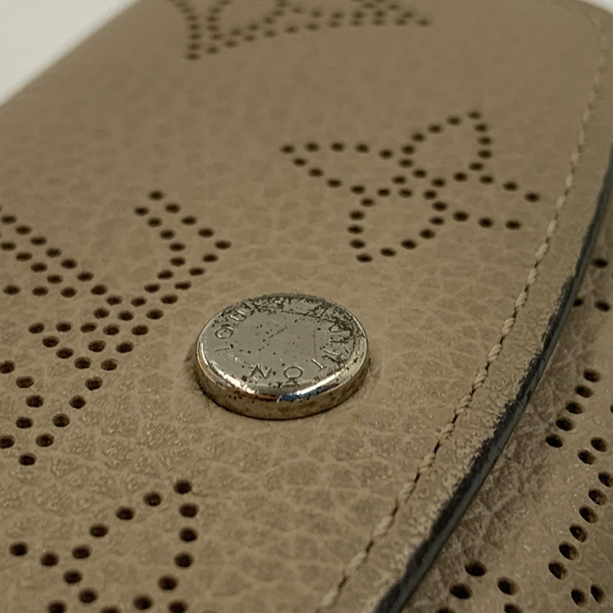 Louis Vuitton Mahina Multicles 4 Key Case Beige Key Holder — view 3