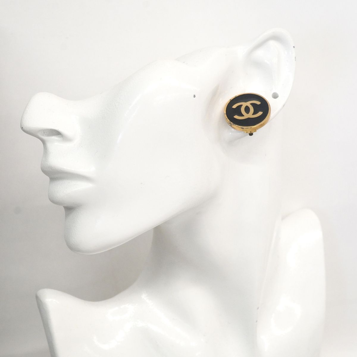 Chanel Earrings Vintage CC Logo Round Circle Gold Plated Black — view 5