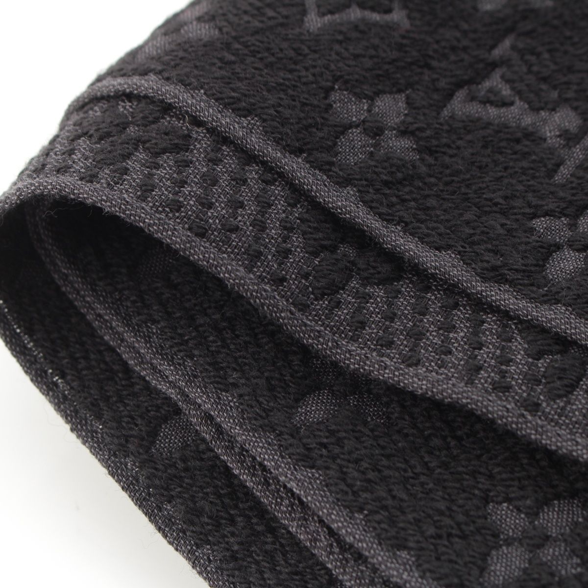 Louis Vuitton Monogram Classic Wool Scarf Noir — view 8