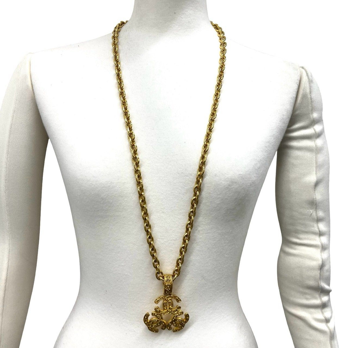 Chanel With Rice 94A Vintage Triple Coco Motif Pendant Gold — view 2