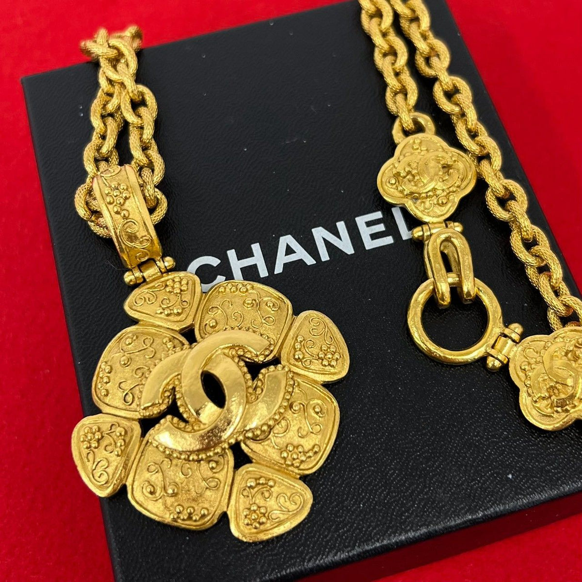 Chanel With Rice 96A CC Logo Clover Pendant Gold