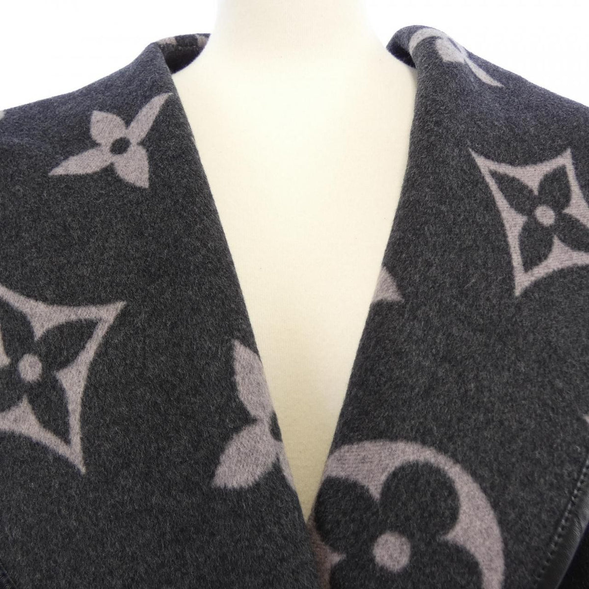 Louis Vuitton Coat Gray — view 6