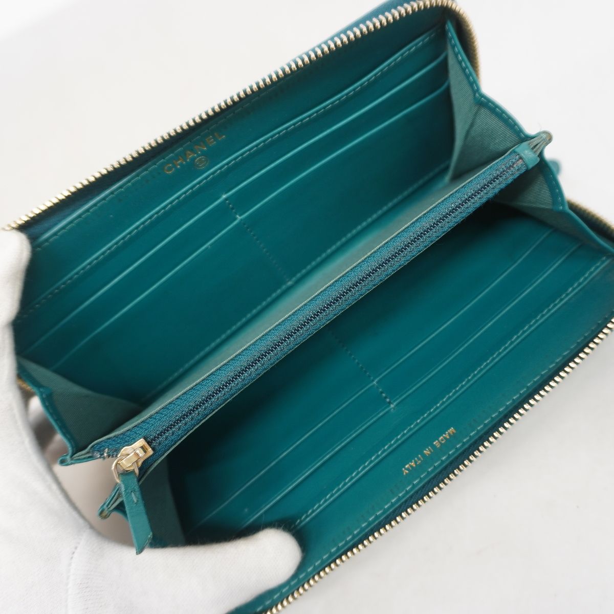 Chanel Wallet Chanel 19 Lambskin Green Gold — view 3