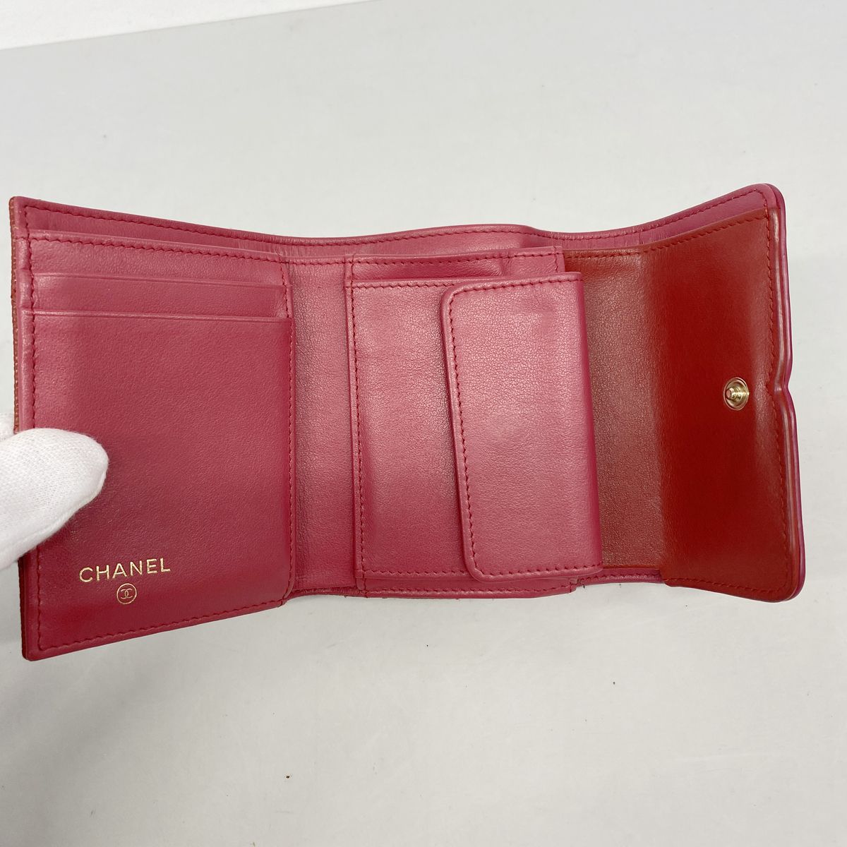 Chanel Trifold Wallet CC Filigree Caviar Leather Red Gold — view 3