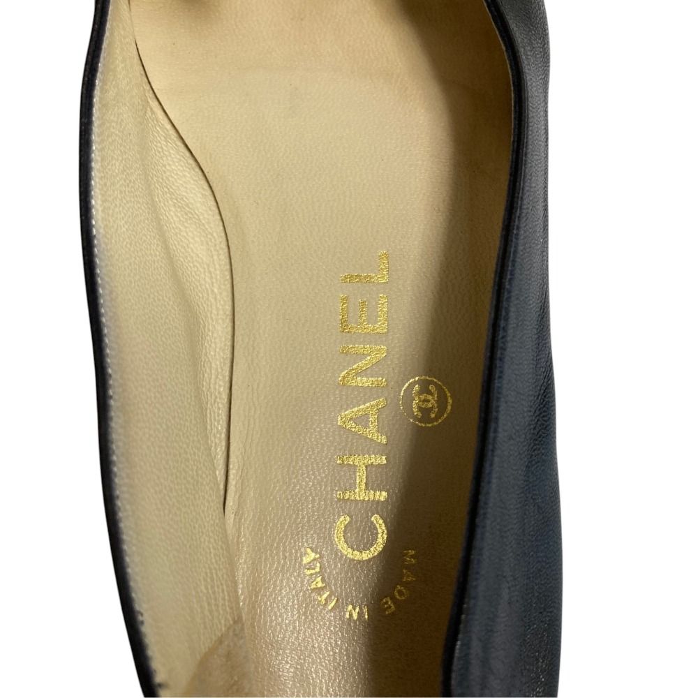 Chanel Turnlock CC Logo Plain Toe Shoes Flat Leather Pumps Black — view 7