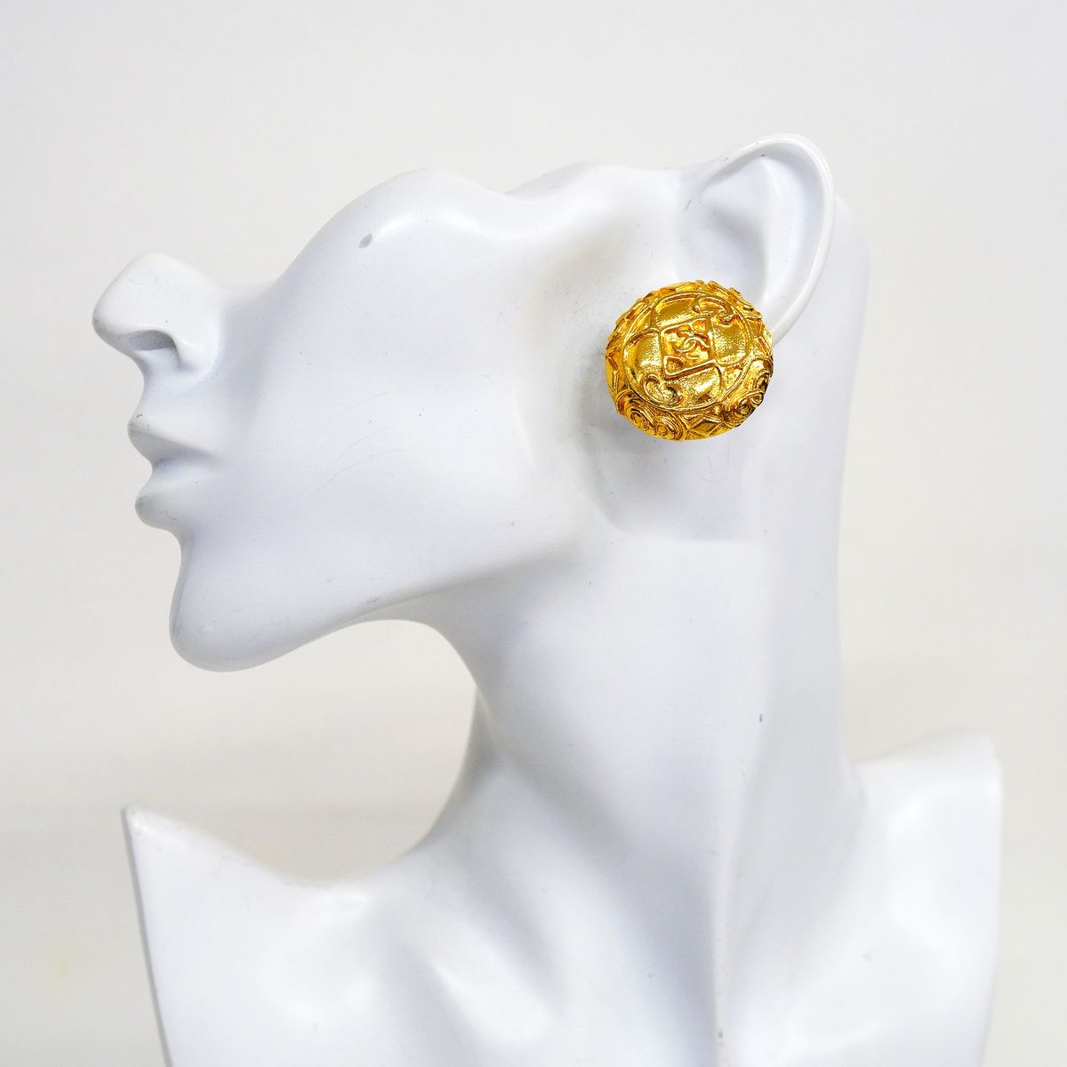 Chanel Earrings Vintage CC Logo Round Circle Gold Plated — view 5