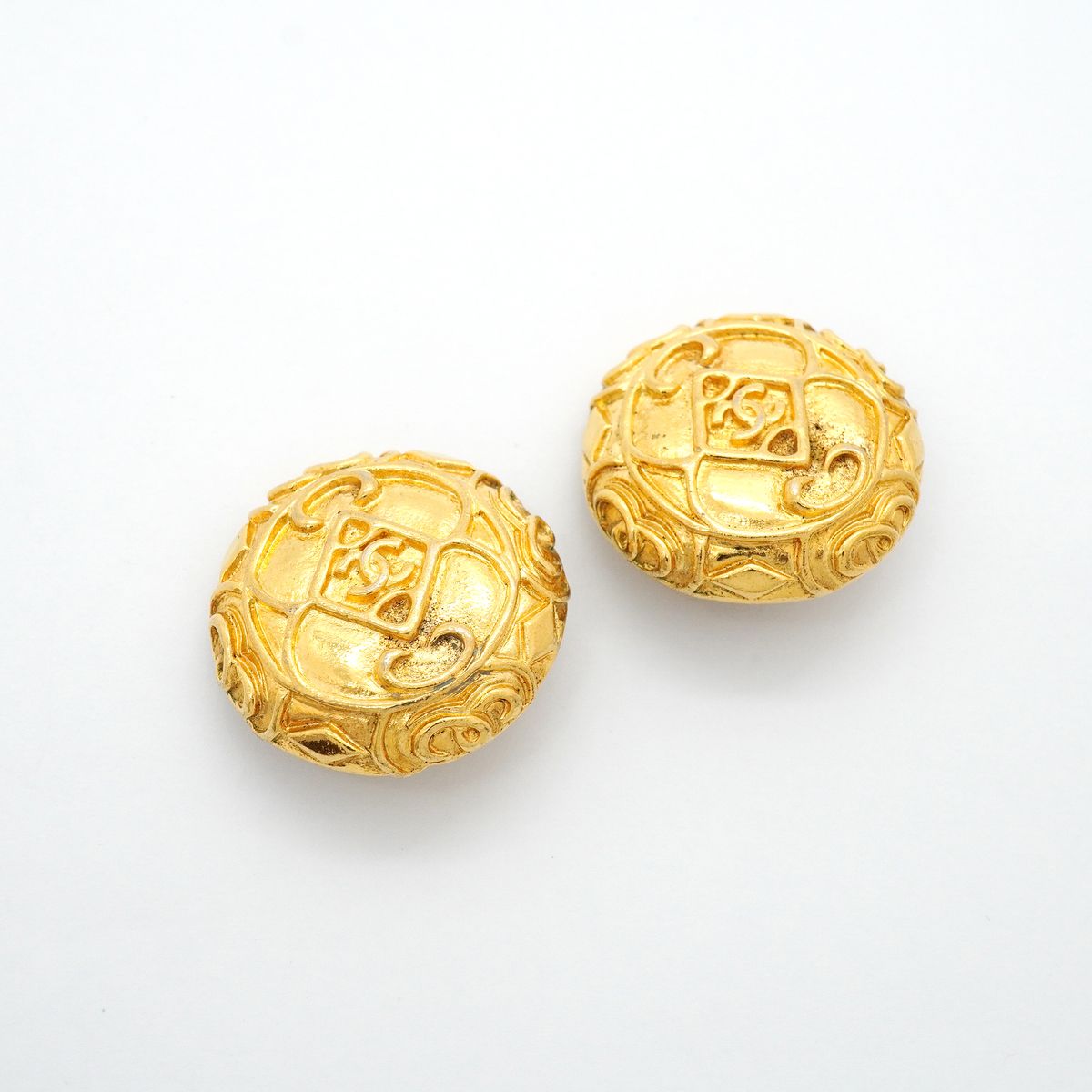 Chanel Earrings Vintage CC Logo Round Circle Gold Plated — view 2