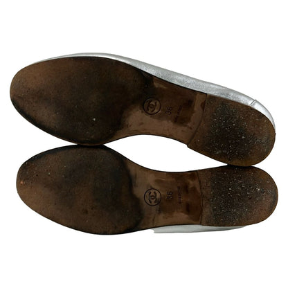 Chanel Flat Shoes Silver CC Logo Leather — view 4