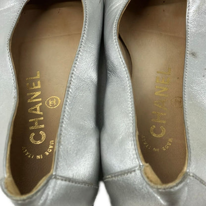 Chanel Flat Shoes Silver CC Logo Leather — view 7
