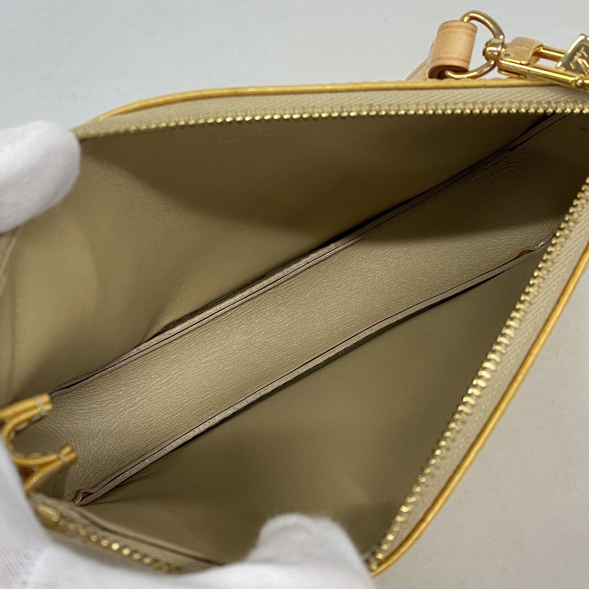 Louis Vuitton Pouch Vernis Lexington Beige — view 4