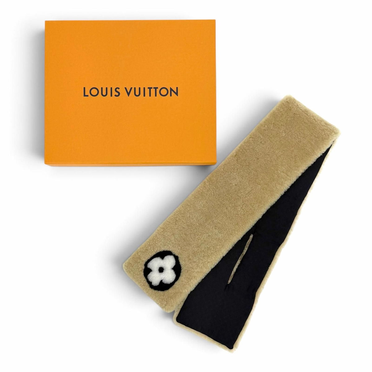 Louis Vuitton Echarpe Graphic LV Shearling Scarf Lining Silk Beige — view 2