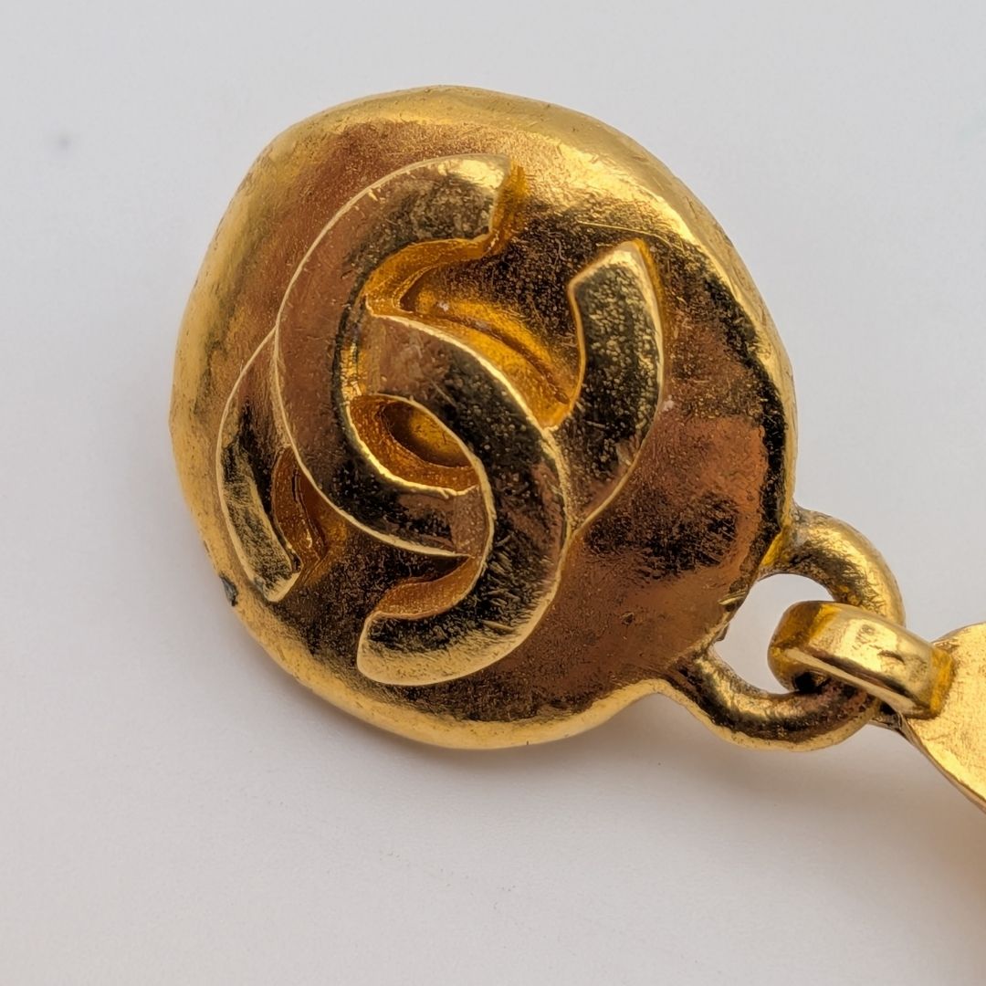 Chanel Single Earrings CC Logo Swing Gold 97P Vintage — view 4
