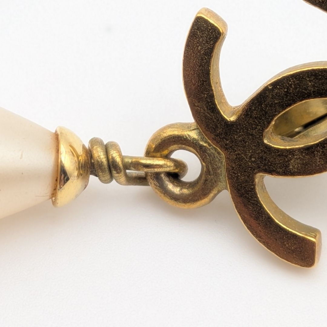 Chanel Single Earrings CC Logo Faux Pearl Drop Swing Gold 95P Vintage — view 2