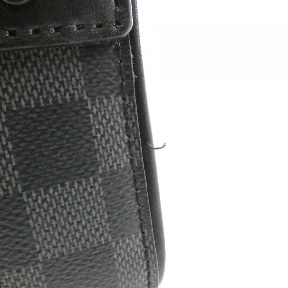 Louis Vuitton Damier Graphite Alpha Messenger Shoulder Bag — view 4