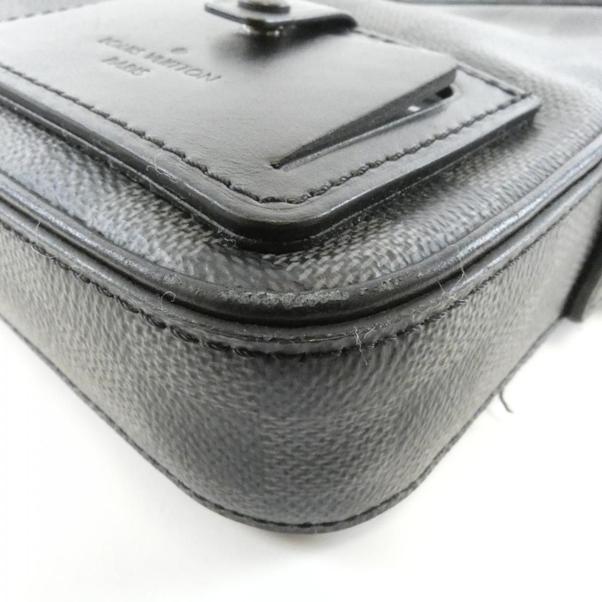 Louis Vuitton Damier Graphite Alpha Messenger Shoulder Bag — view 3