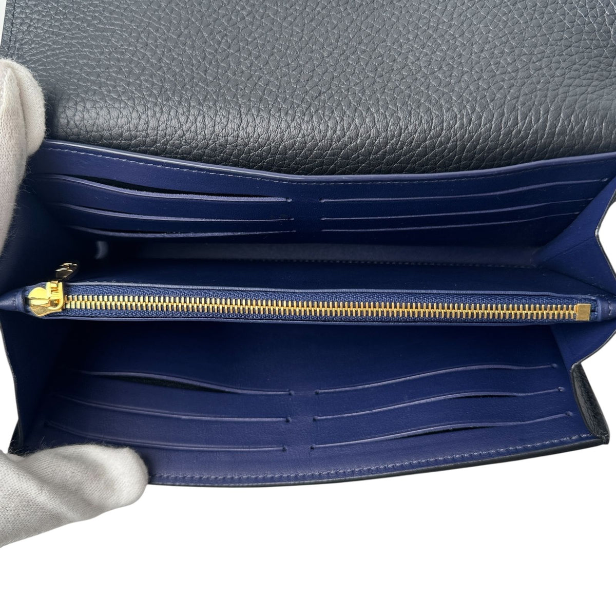 Louis Vuitton Portefeuille Capucines Studded Wallet — view 7