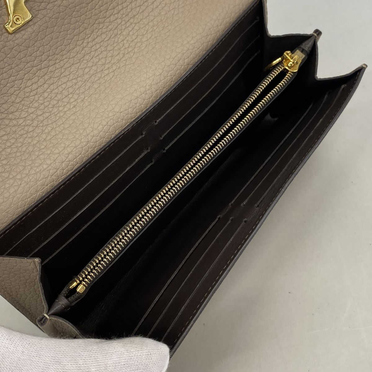 Louis Vuitton Wallet Taurillon Portefeuille Capucines Galet — view 3