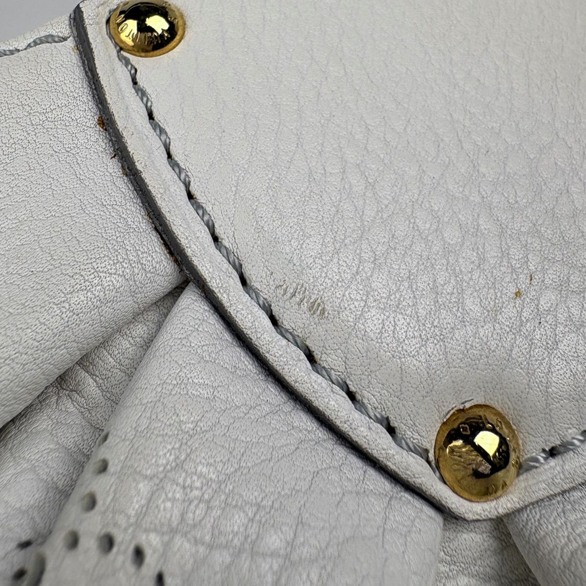 Louis Vuitton Mahina L Handbag Perforated Monogram Blanc — view 6