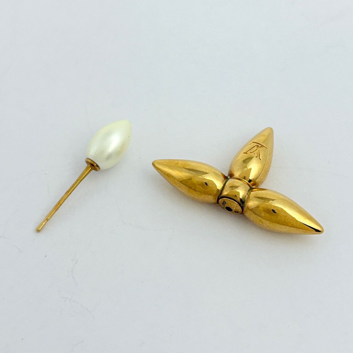 Louis Vuitton Boucles D'oreilles Earrings Faux Pearl Gold — view 3
