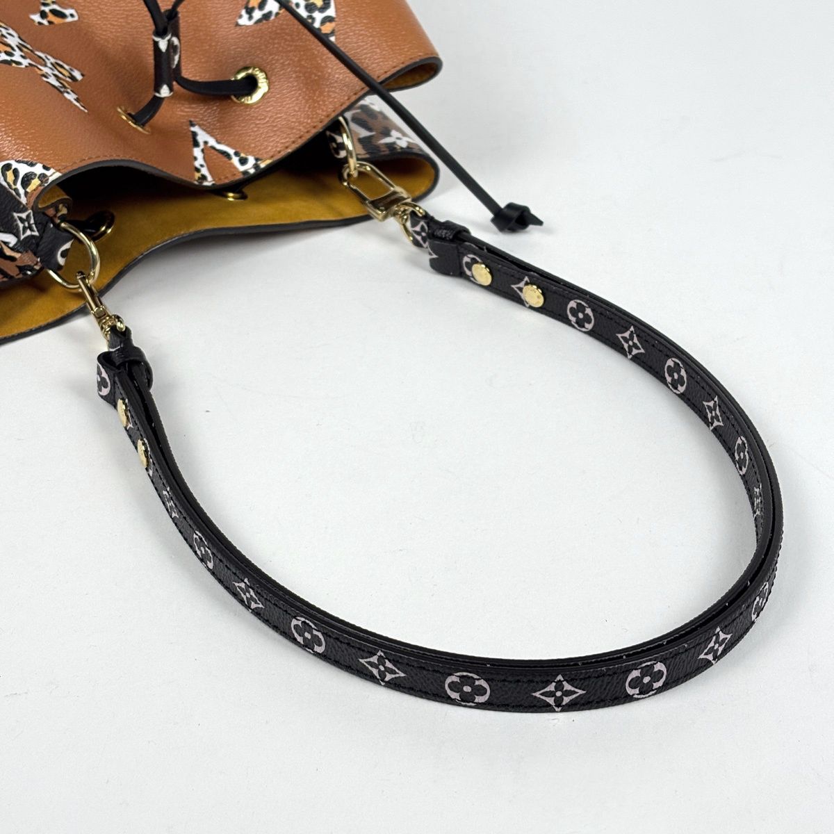 Louis Vuitton Neo Noe Shoulder Bag Monogram Jungle Glitter le Multicolor — view 5