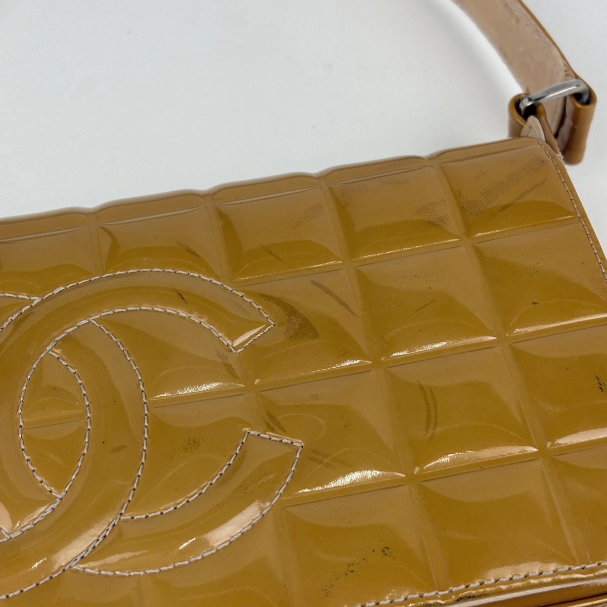 Chanel Shoulder Bag CC Logo Choco Bar Patent Leather Brown — view 5