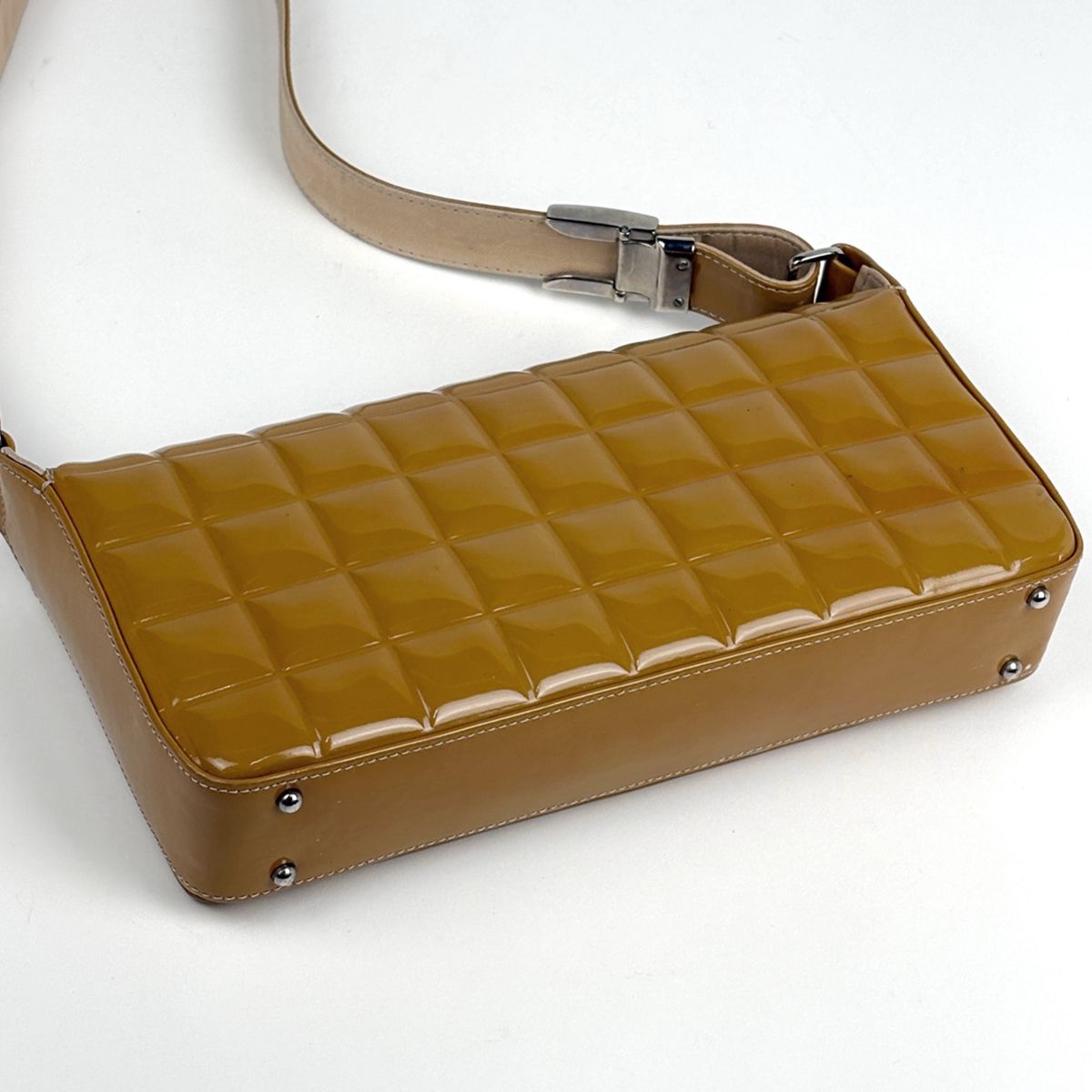 Chanel Shoulder Bag CC Logo Choco Bar Patent Leather Brown — view 2