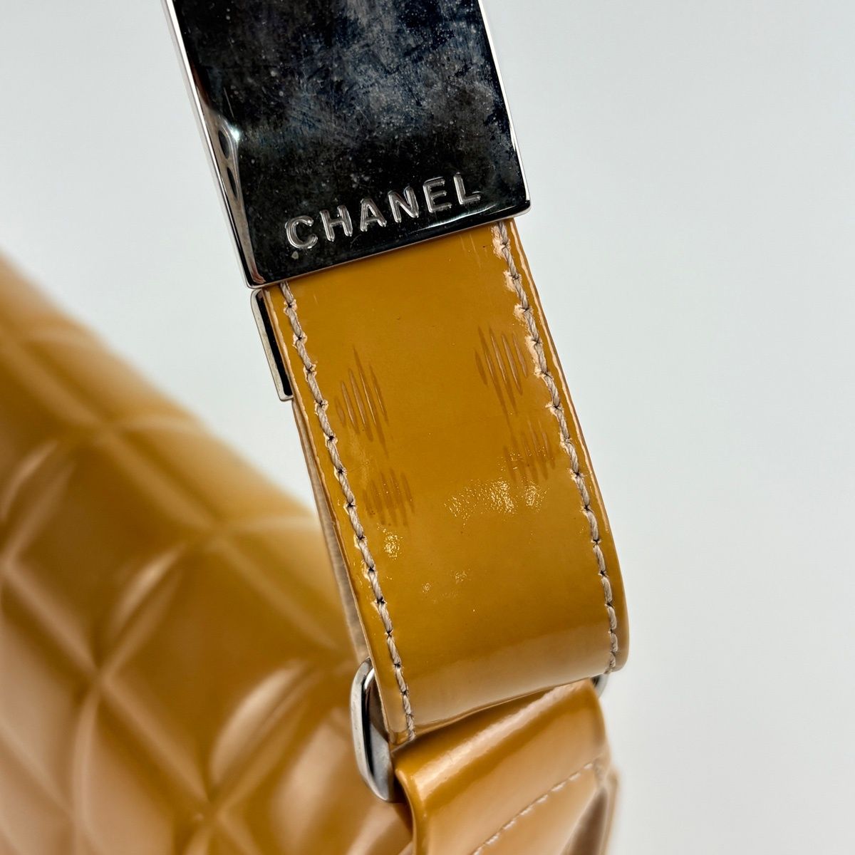 Chanel Shoulder Bag CC Logo Choco Bar Patent Leather Brown — view 7