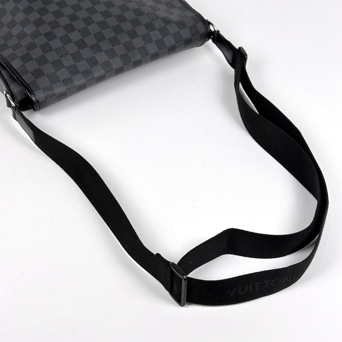 Louis Vuitton Daniel MM Messenger Bag Damier Graphite Black — view 6