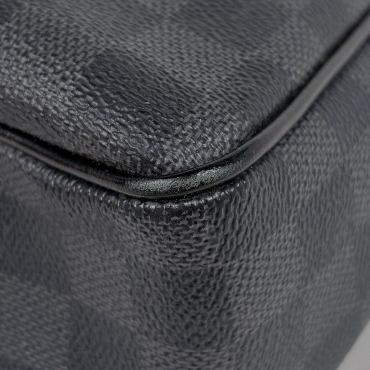 Louis Vuitton Daniel MM Messenger Bag Damier Graphite Black — view 3