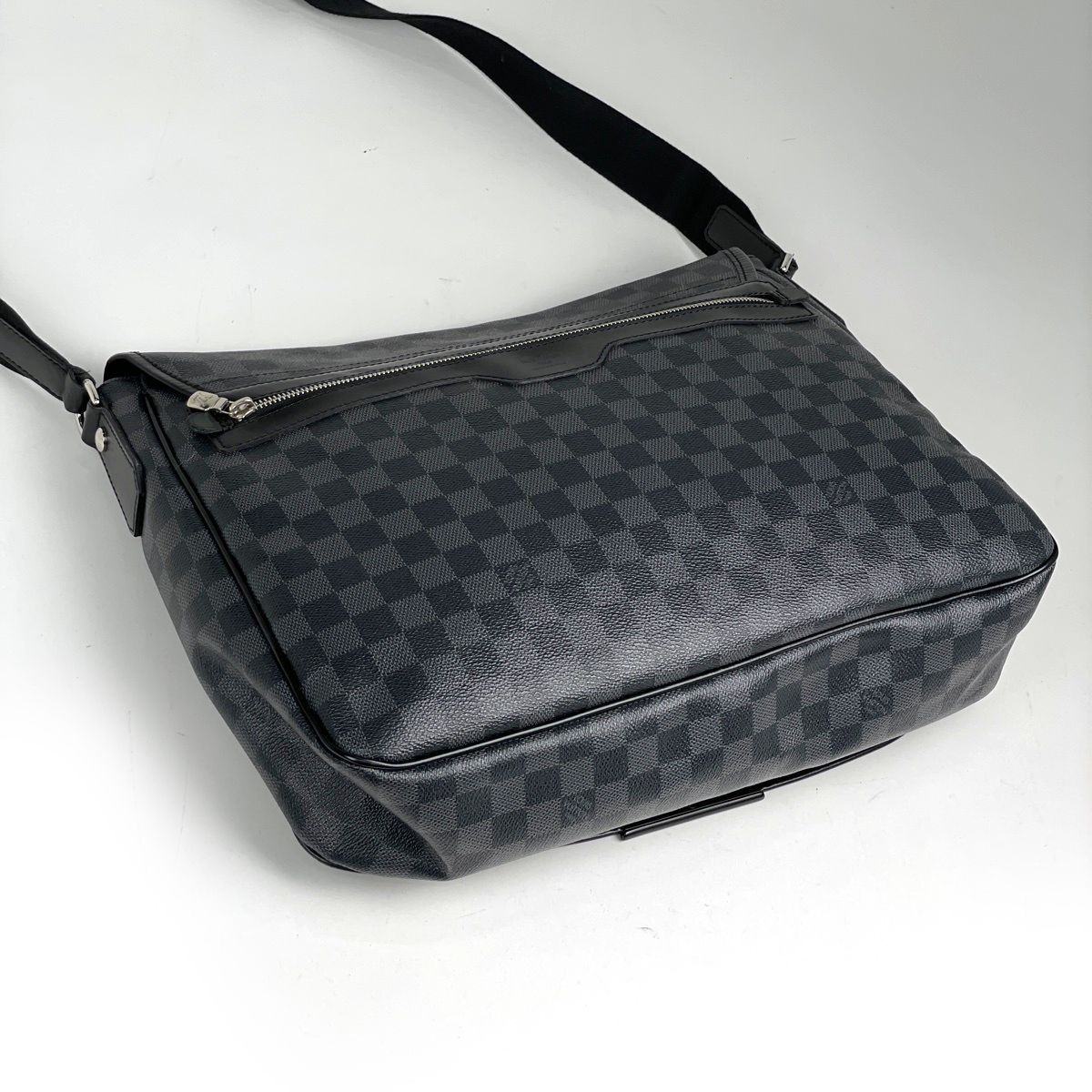 Louis Vuitton Daniel MM Messenger Bag Damier Graphite Noir — view 2