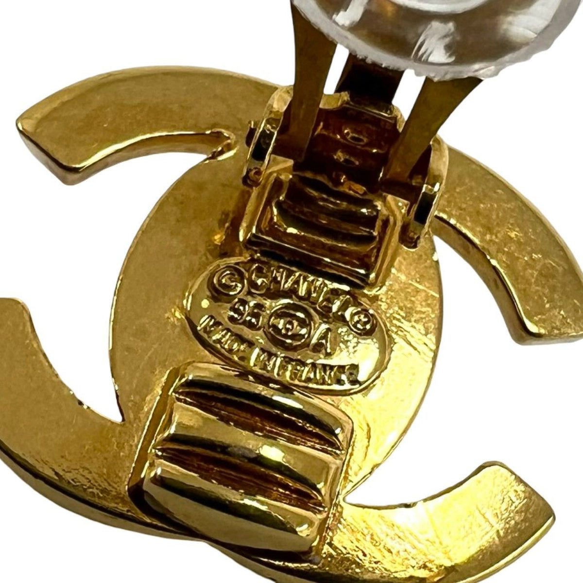 Chanel With Rice 95A Vintage CC Logo Turnlock Motif Earrings Gold — view 2
