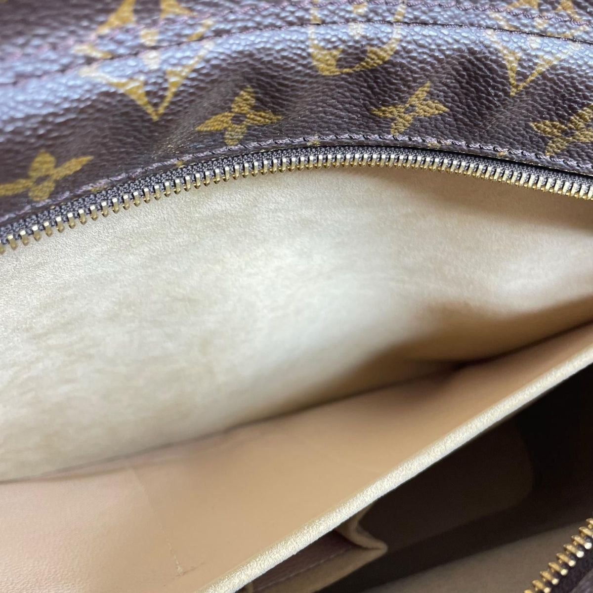 Louis Vuitton Monogram Luco Tote Bag Inside Stickiness Vachetta Leather — view 6