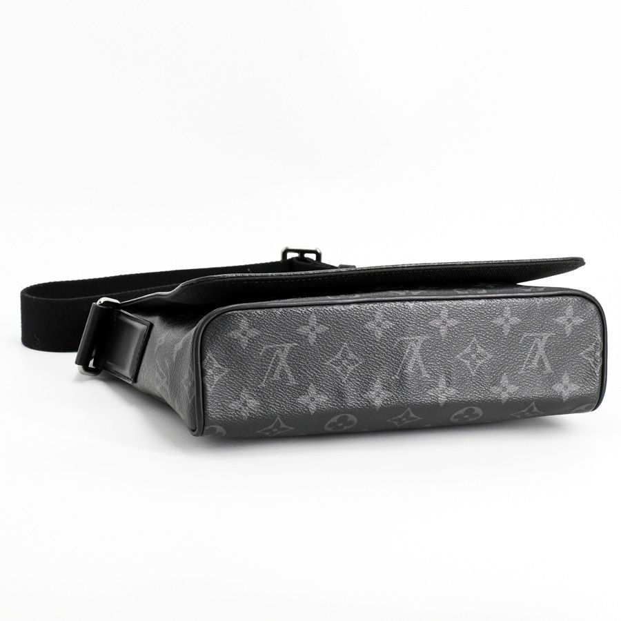 Louis Vuitton Shoulder Bag District PM — view 5
